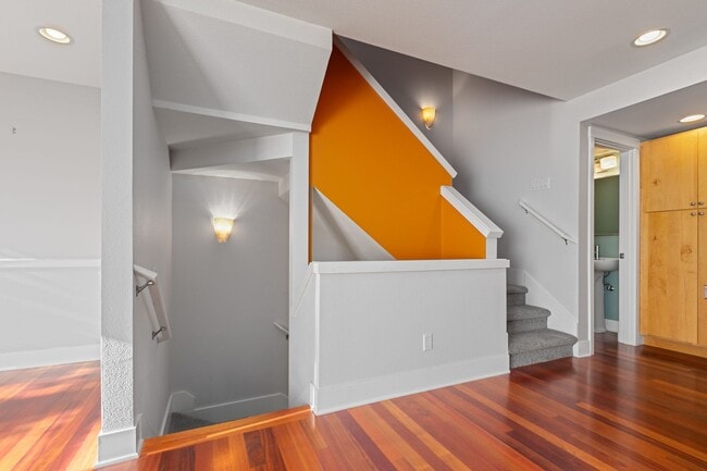Building Photo - 3Bd/2.5Ba Seattle Townhouse
