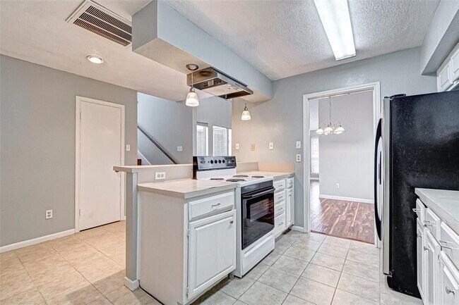 Building Photo - 7983 Kendalia Dr