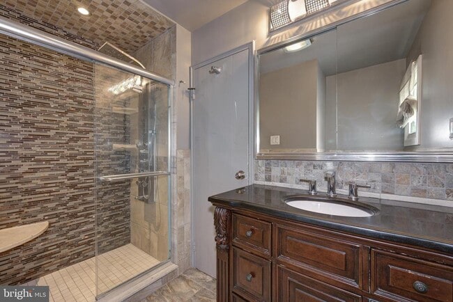 Building Photo - 1717 Country Club Dr