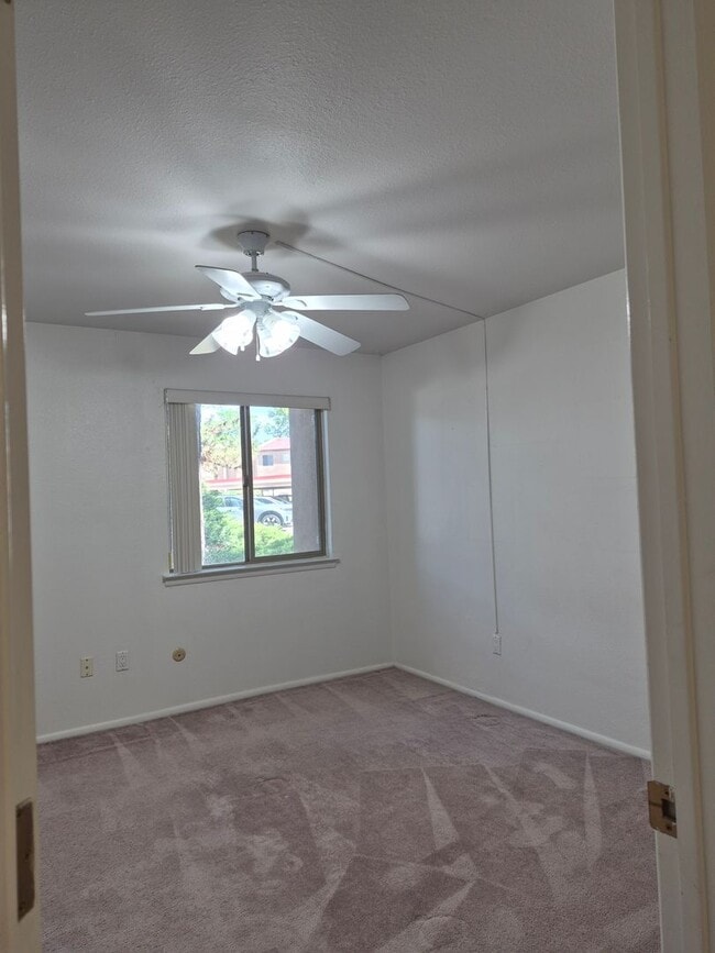 Building Photo - 925 Country Club Dr SE