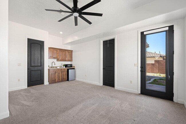 Building Photo - 6 Bed, 4 Bath with RV Parking and No HOA in Sycamore — Available Now!