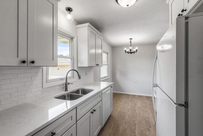 Building Photo - Freshly remodeled 4 Bed Rambler AV/Rosemou...