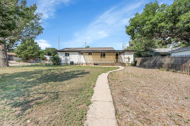 Building Photo - $1,900.00, 3-bed, 2 bath, located in Color...