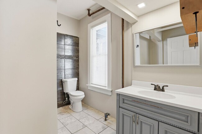 Building Photo - 5 Bedroom House in Manitowoc