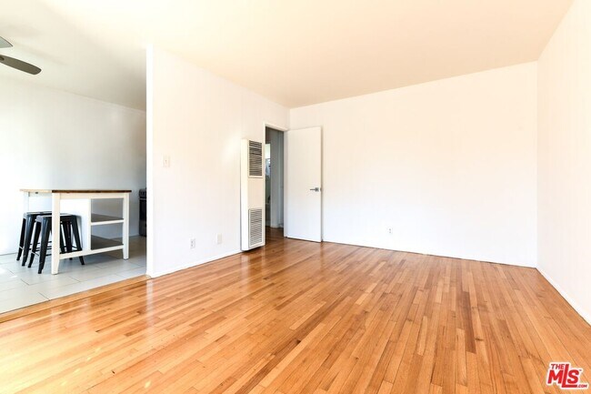 Building Photo - 2033 Cloverfield Blvd
