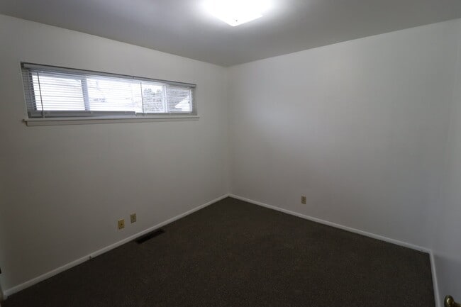 Building Photo - Cozy 2 Bedroom Ranch Duplex $930/monthly