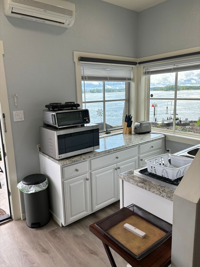 Building Photo - Fully Furnished 1 bed on the Columbia River