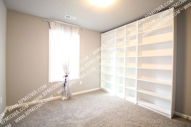 Building Photo - 633 Newport Pl