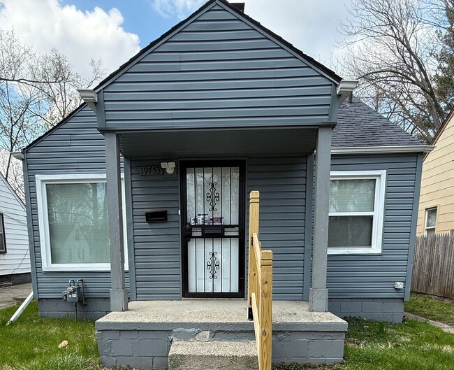 Primary Photo - Renovated 3-Bedroom Home – We Welcome Sect...