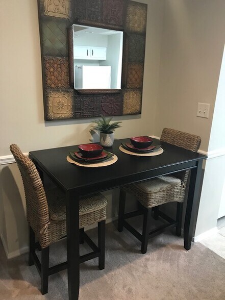Dinette - 5001 Grande Dr