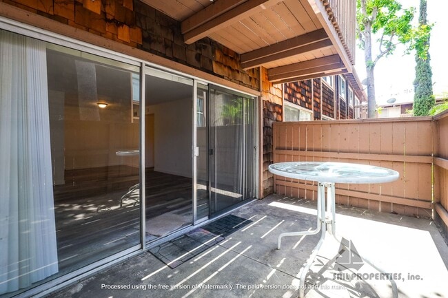 Building Photo - Beautifully Remodeled Unit Available Now!