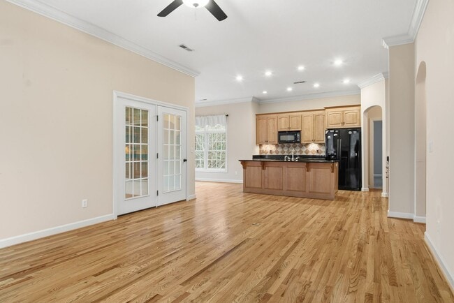 Building Photo - 4 Bed/3 Bath. Pet Friendly. Master on Main