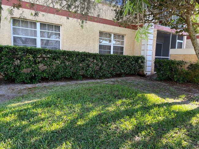 Building Photo - 1533 SE Royal Green Cir