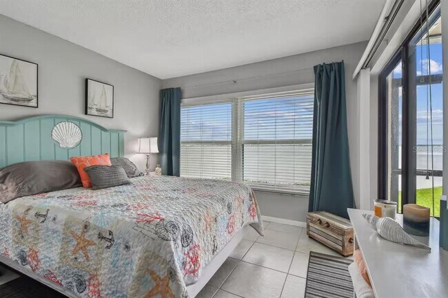 Building Photo - 6177 Sun Blvd