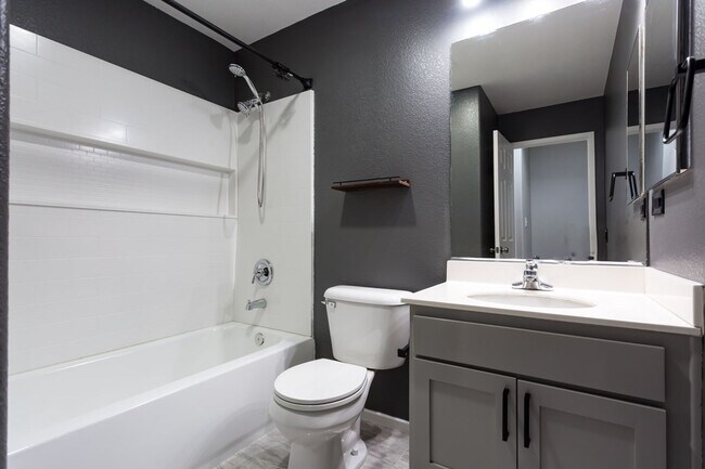 Building Photo - Beautiful Townhome in the heart of East Lake!