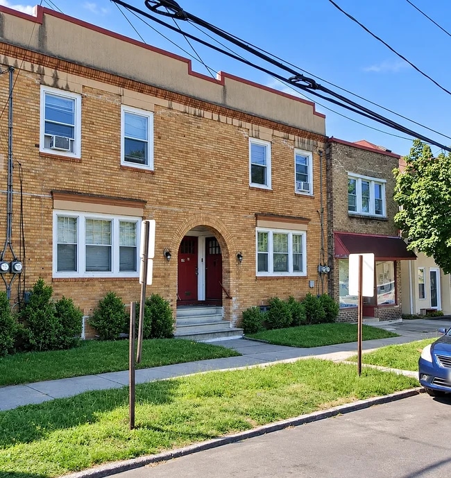 Building Photo - 728 W Maple Ave
