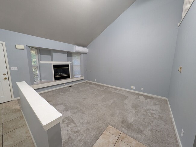 Building Photo - Large 3 Bedroom Corner Unit in The Heart o...