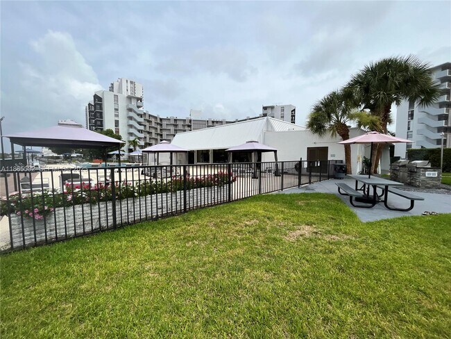 Building Photo - 3475 N Country Club Dr