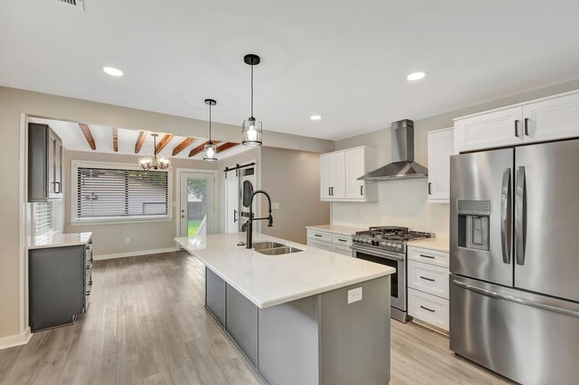 Building Photo - Completely Renovated Gem in Park Circle