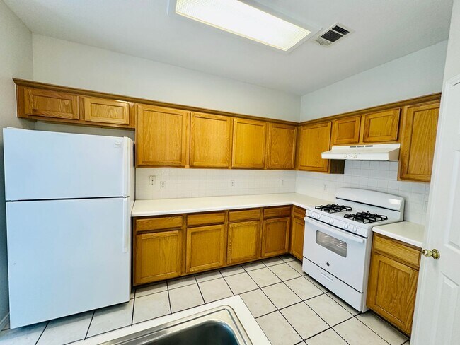 Building Photo - Awesome 3 Bed 2 Bath! Large Texas size home