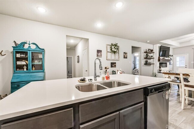 Building Photo - 123 Buttonwood Ct