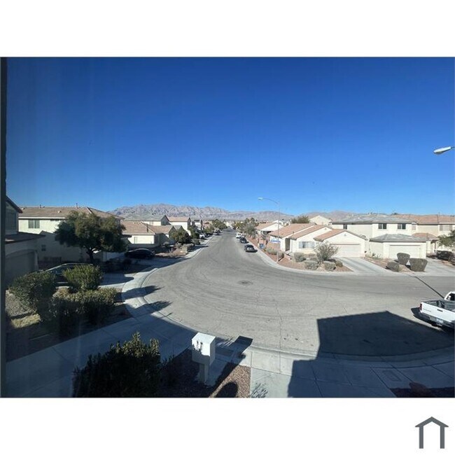 Building Photo - 2 Story Home with Gorgeous Tile Floors Downstairs
