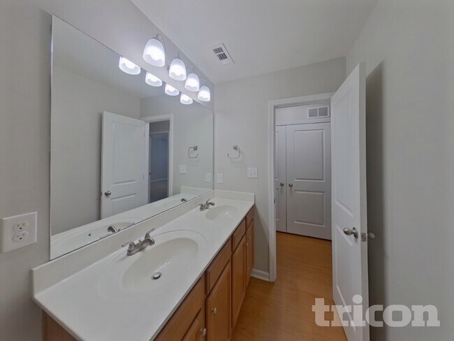 Building Photo - 2028 Stoney Pointe Cir