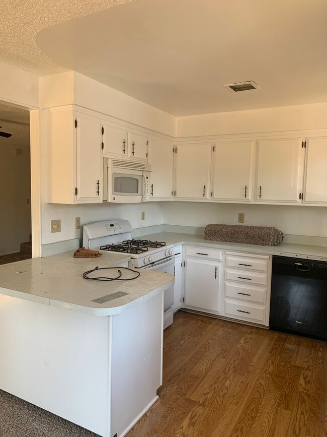 Building Photo - Two story 4 bedroom 2 bath home, Magalia