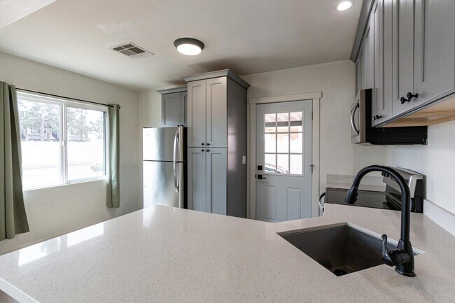 Building Photo - 114 E Elliot Rd