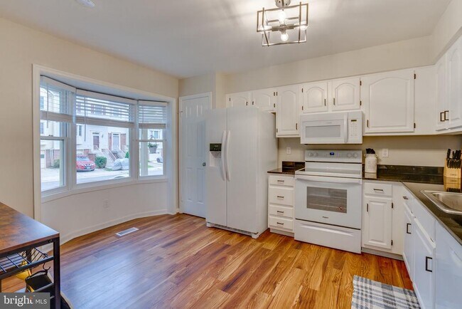 Building Photo - 3700 Roxbury Ln