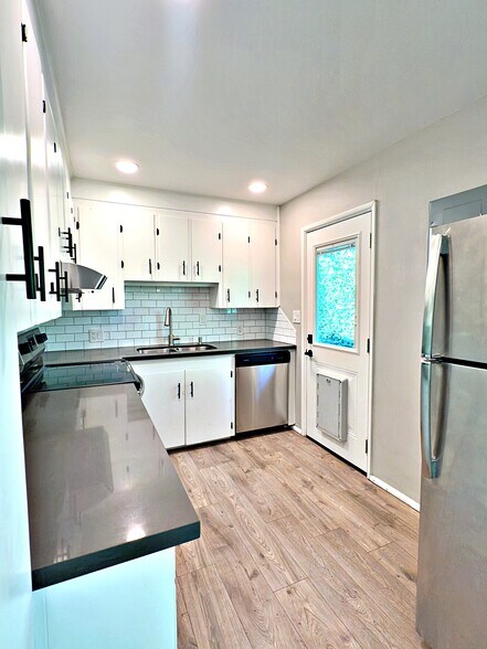 Building Photo - 1111 NE 112th Ave