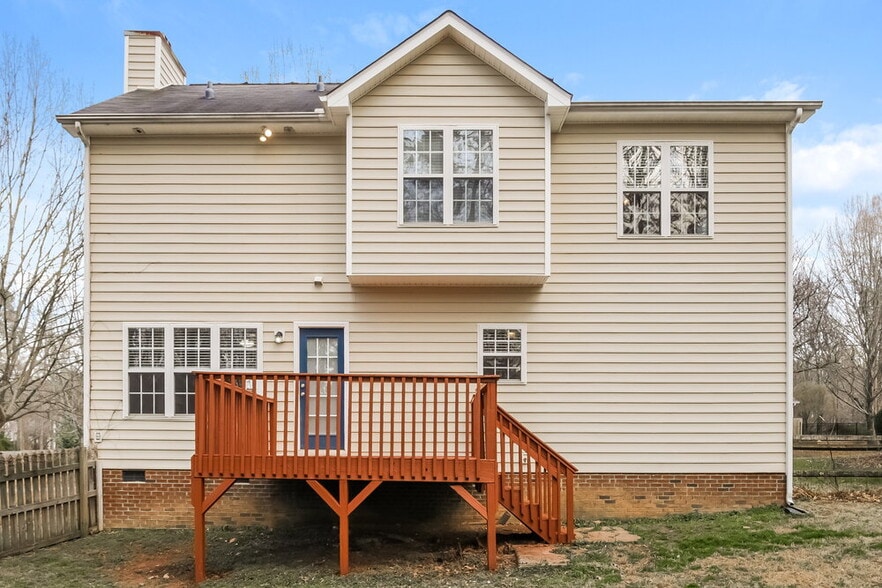 Building Photo - 909 Lotus Ln