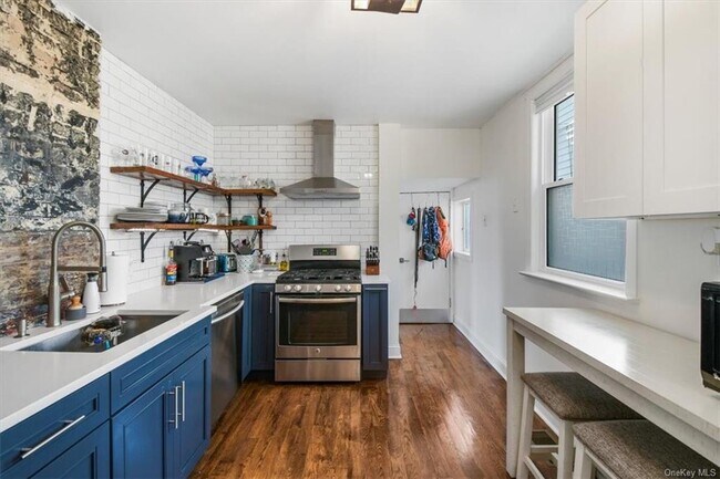 Building Photo - 1 Bayview Ave