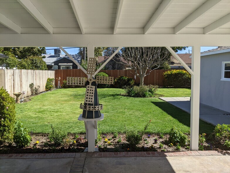 Building Photo - 5636 Cedros Ave