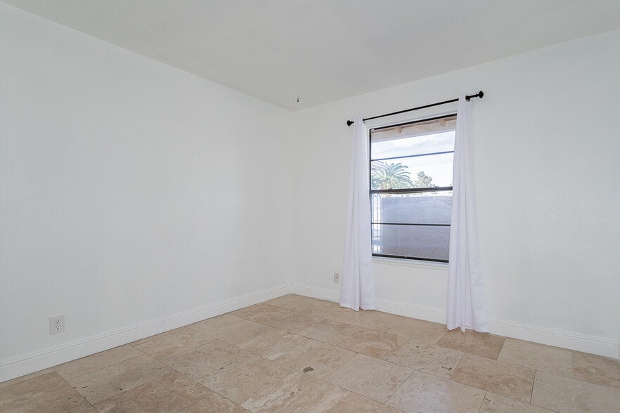 Bedroom 2 Unfurnished - 3112 La Mesa Dr