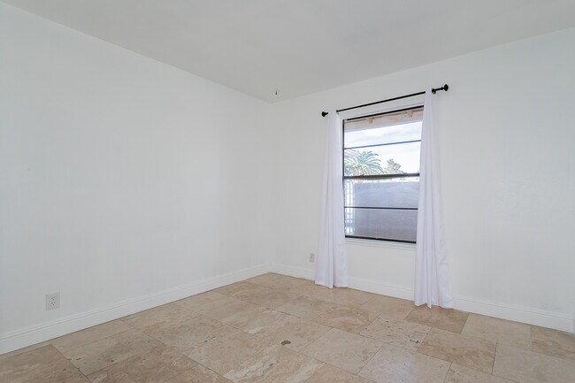 Bedroom 2 Unfurnished - 3112 La Mesa Dr