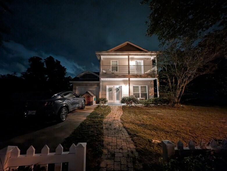 Building Photo - 2601 Laurel Dr