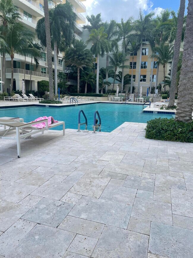 Building Photo - 700 E Boynton Beach Blvd