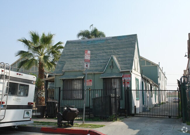 Building Photo - Mariposa Gardens