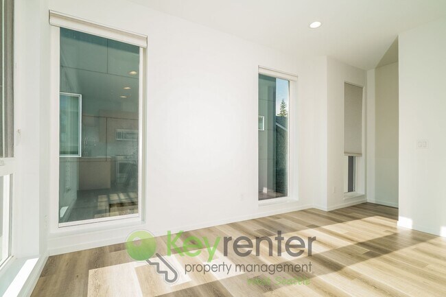 Building Photo - Skyline Chic: Modern Living with a Rooftop...