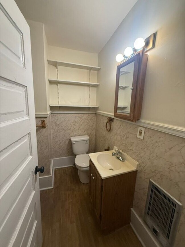 Building Photo - Studio apartment in Historical Burlington