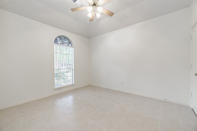 Building Photo - 5211 High Glen Ct