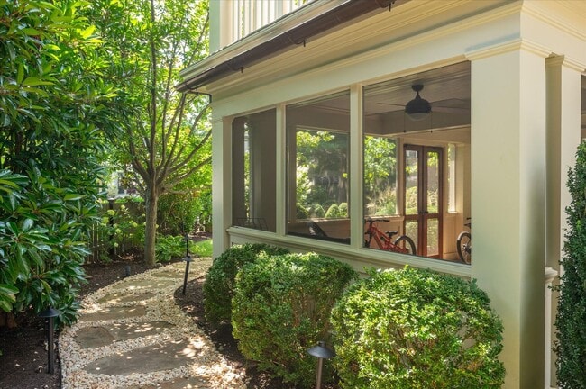 Building Photo - Exceptional Living in the Heart of Arlingt...