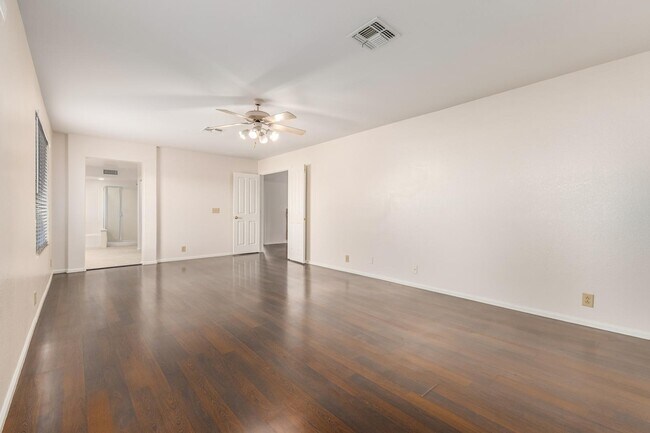 Building Photo - 14831 N 42nd St