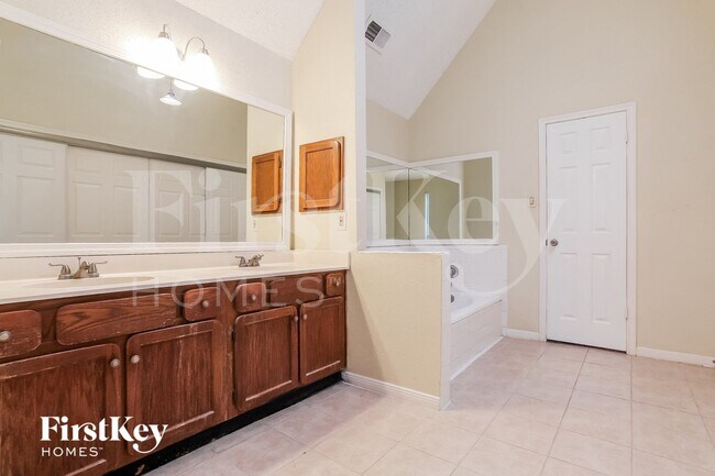 Building Photo - 1055 Margate Dr