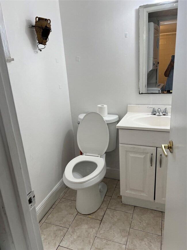 Building Photo - 8810 Fontainebleau Blvd