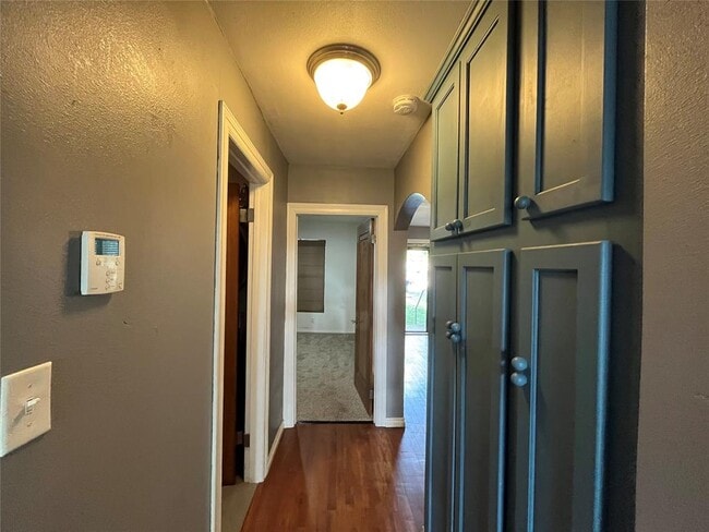 Building Photo - 312 N 6th St