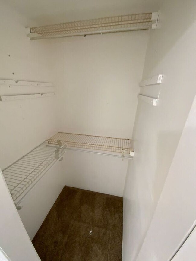 Building Photo - Tacoma home 3bdr 1.5 bath 1 car garage att...