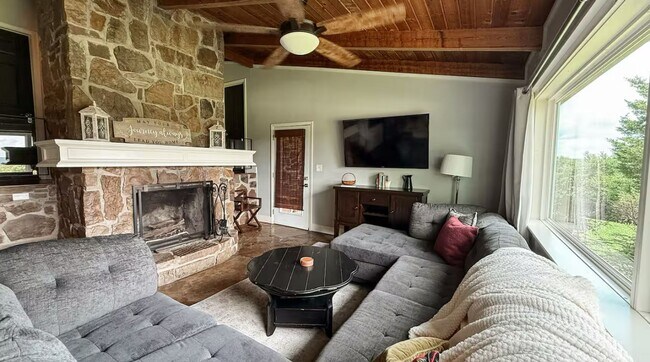 Building Photo - MOVE IN READY!!