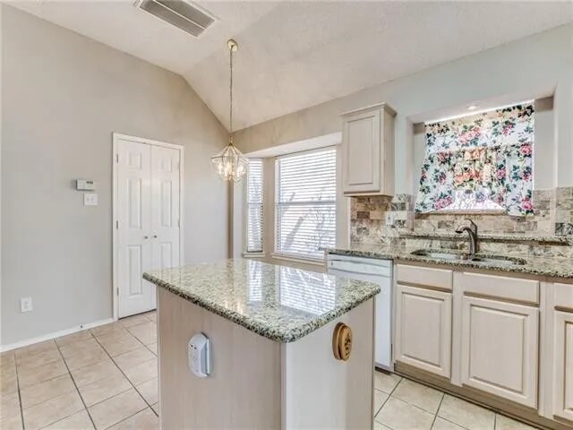 Building Photo - 2430 Norwich Dr